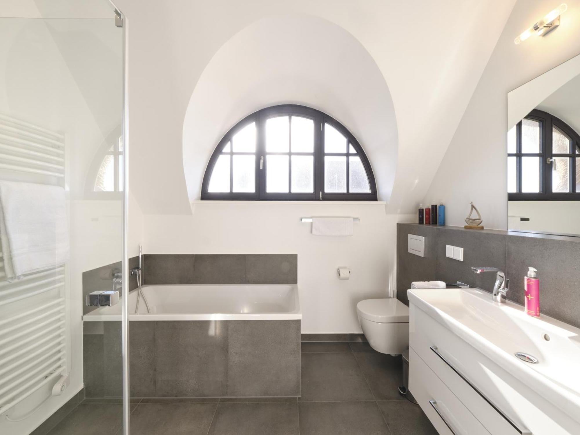 Reetland Am Meer - Luxusplus Reetdachvilla Mit 4 Schlafzimmern, Aussensauna, Loungebereich Und Kamin G07 Dranske Bagian luar foto